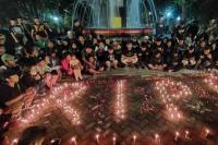 Tragedi Kanjuruhan Malang Bonek Surabaya Nyalakan Lilin dan Doa Bersama untuk Aremania