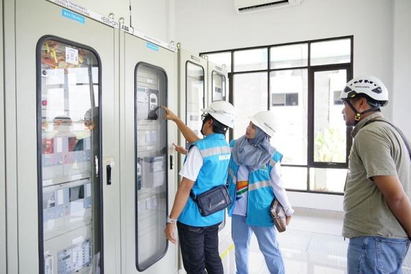 PT PLN (Persero) Unit Induk Distribusi (UID) Jawa Timur telah operasikan 13 pelanggan tegangan menengah dan tegangan tinggi dengan total daya 24,74 MVA pada awal tahun 2024. General Manager PLN UID Jawa Timur, Agus Kuswardoyo memaparkan hal ini merupakan sinyal positif pertumbuhan ekonomi di Jawa Timur.