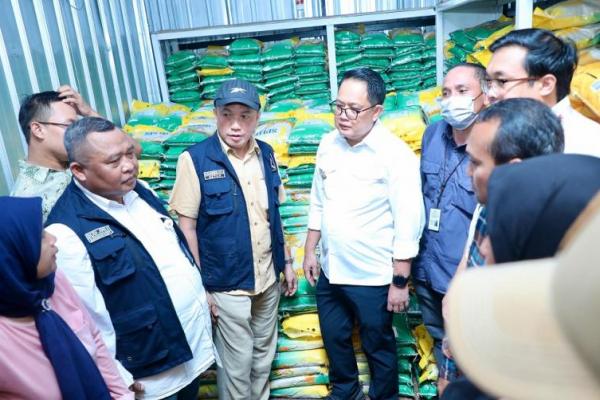 Pj Gubernur Jatim Adhy Karyono turun langsung meninjau stok bahan pangan atau bahan pokok di Pasar Tambahrejo Surabaya dan Pasar Larangan Sidoarjo, Sabtu (17/2).