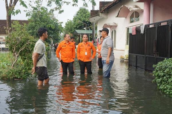 Luapan Sungai Buntung kembali mengakibatkan banjir di wilayah Sidoarjo. Sungai yang kini sedang dibersihkan di area hilirnya ini ternyata membuat banjir besar di sejumlah desa di Kecamatan Taman. Salah satunya, di Desa Trosobo.