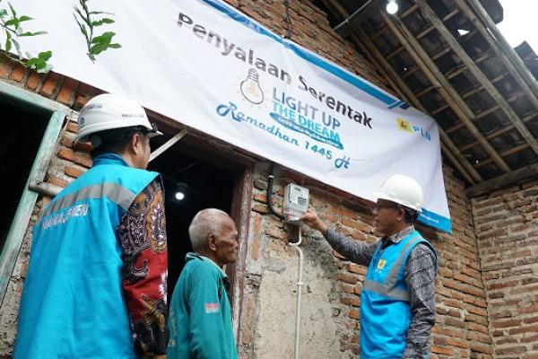 Berbagi keberkahan di bulan suci Ramadhan, PT PLN (Persero) sambung listrik gratis 1.000 warga tidak mampu di Jawa Timur melalui program Light Up The Dream (LUTD). LUTD ini merupakan program bantuan pasang baru listrik berupa biaya penyambungan, biaya sertifikat laik operasi (SLO) dan biaya instalasi rumah yang dananya berasal dari donasi pegawai PLN. Hingga bulan Maret 2023 sebanyak 1.892 warga pra sejahtera di Jawa Timur telah mendapatkan bantuan listrik gratis dari program ini.