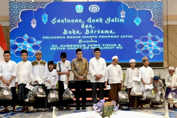 Penjabat (Pj) Gubernur Jawa Timur Adhy Karyono menghadiri acara Santunan Anak Yatim dan Buka Bersama Ikatan Keluarga Alumni Pendidikan Tinggi Kepamongprajaan (IKAPTK) Provinsi Jatim yang digelar di Hotel Novotel Samator Surabaya, Senin (1/4).