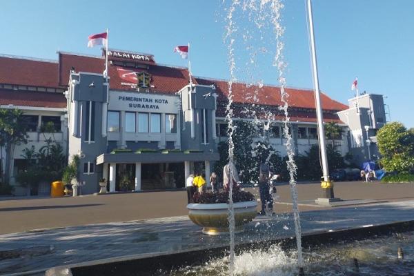  Pemerintah Kota (Pemkot) mengeluarkan Surat Edaran (SE) Peningkatan Pemeliharaan Keamanan, Ketentraman dan Ketertiban Masyarakat Kota Surabaya Menjelang Idul Fitri 1445 H / 2024 M dan Libur Panjang. SE bernomor 100.3.4.3 /6835/436.8.6/2024 itu ditandatangani langsung oleh Wali Kota Surabaya Eri Cahyadi tertanggal 4 April 2024.