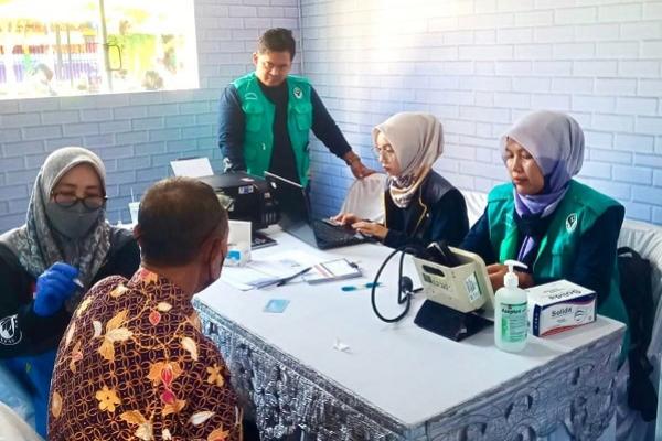 Penjabat (Pj) Gubernur Jawa Timur Adhy Karyono memastikan Pemerintah Provinsi Jawa Timur siap menghadapi mudik lebaran tahun 2024 dengan menyiagakan ratusan fasilitas pelayanan kesehatan (fasyankes) dan pos kesehatan.
