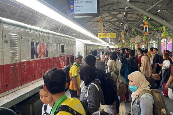 KAI Daop 8 Surabaya mencatatkan okupansi tertinggi arus mudik lebaran saat ini, dengan 27.696 pelanggan berangkat pada Sabtu (6/4). Data ini terdiri dari 10.357 pelanggan di Stasiun Surabaya Gubeng, 7.877 pelanggan di Stasiun Surabaya Pasarturi, 5.491 pelanggan di Stasiun Malang.