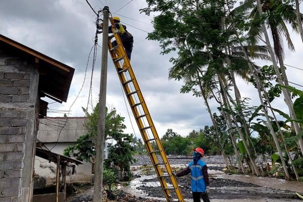  PT PLN (Persero) berhasil pulihkan 100% pasokan listrik paska banjir lahar Semeru yang melanda sebagian wilayah Lumajang sejak Kamis malam (18/4). Akibat kejadian ini sebanyak 4 tiang mengalami patah dan roboh yang menyebabkan 90 gardu distribusi yang menyuplai 19.066 pelanggan terdampak.