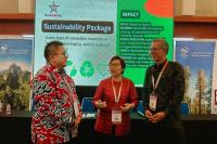 Ariana Susanti dan Putut Pramono dari Indonesia Packaging Federation ( IPF ) berdiskusi tentang sustainability package dengan Arie Putra Marketimg Engagement Manajer PEFC ( Foto : Hermawan )
