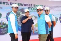 Menteri BUMN Erick Thohir tengah melihat proyek pengadaan tenaga listrik di IKN yang berkonsep energi hijau dan bersih ( Foto : Humas PLN )