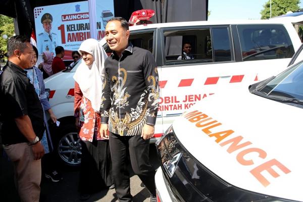 Walikota Surabaya Eri Cahyadi saat menyerahkan ambulans ke petugas kelurahan. Ini dilakukan saat peluncuran program Satu Kelurahan, Satu ambulans ( Foto : Istimewa ) 