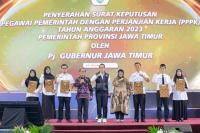 Pj Gubernur Jawa Timur Adhy Karyono menyerahkan ribuan SK untuk PPPK tahun anggaran 2023 Pemprov Jatim ( Foto : Biro Adpim Pemprov Jatim )