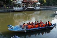 Momentum Hari Anak Nasioanal, Terminal Peti Kemas Surabaya ajak anak -anak berwisata menyusuri sungai dengan perahu ( Foto : Humas TPS )