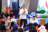 Pj Gubernur Jawa Timur Adhy Karyono saat menghadiri puncak Hari Anak Nasional tingkat Jawa Timur yang berlangsunmg di Surabaya ( Foto : Biro Adpim Pemprov jatim )