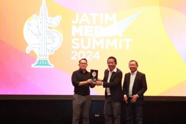  Pj. Gubernur Jawa Timur Adhy Karyono bersama CEO Suara.com Suwarjono dan CEO Beritajatim Dwi Eko Lokononto saat pembukaan Jatim Media Summit 2024. (foto: IST) 