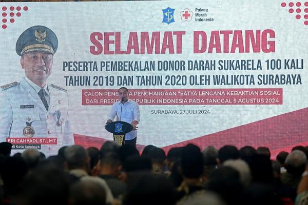 Walikota Surabaya Eri Cahyadi saat memberikan sambutan dalam pemberian penghargaan bagi donor darah sukarela yang telah mencapai angka 100 kali ( Foto : Hermawan ) 