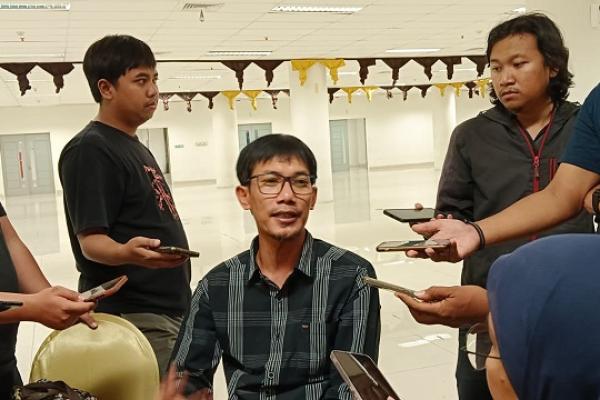 Komisioner KPU Jatim Divisi Sosialisasi dan Partisipasi Masyarakat Nur Salam memberikan keterangan kepada media terkait pelaksanaan Debat Pilgub Jatim 2024 yang akan berlangsung hari ini ( Foto : Hermawan) 