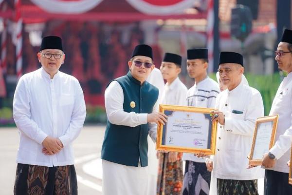 Hari Santri Nasional, Pj Gubernur Jatim Adhy Karyono memberikan penghargaan terhadap beberapa ponpes yang dinilai berhasil dalam pemberdayaan santri ( Foto : Istimewa ) 