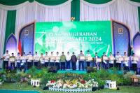 Pj Gubernur Jatim Adhy Karyono bersama para penerima penghargaan Anugerah Masjid Award 2024 yang digelar oleh Dewan Masjid Indonesia Jawa Timur ( Foto : Istimewa )