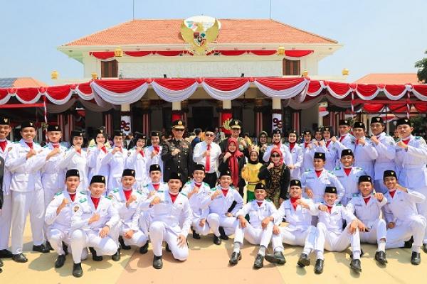 Pj Gubernur Jatim Adhy Karyomo menegaskan pentingnya peran pemuda dalam pembangunan. Ini disampaika saat peringatan Hari Sumpah Pemuda di Grahadi ( Foto : Istimewa ) 