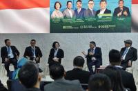 Dirut PLN Darmawan Prasodjo menjadi pembicara dalam CEO Climate Talks yang berlangsung di Indonesia Pavilion Baku Azerbaijan ( Foto : PLN )