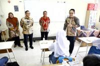 Pj Gubernur Jatim Adhy Karyono melihat langsung pelaksanaan program makan bergizi di beberapa sekolah menengah atas dan kejuruan di Surabaya ( Foto : Pemprov Jatim )